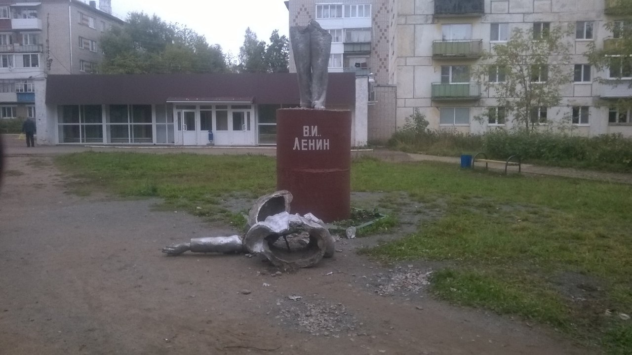 В Добрянке упал и разбился памятник Владимиру Ленину