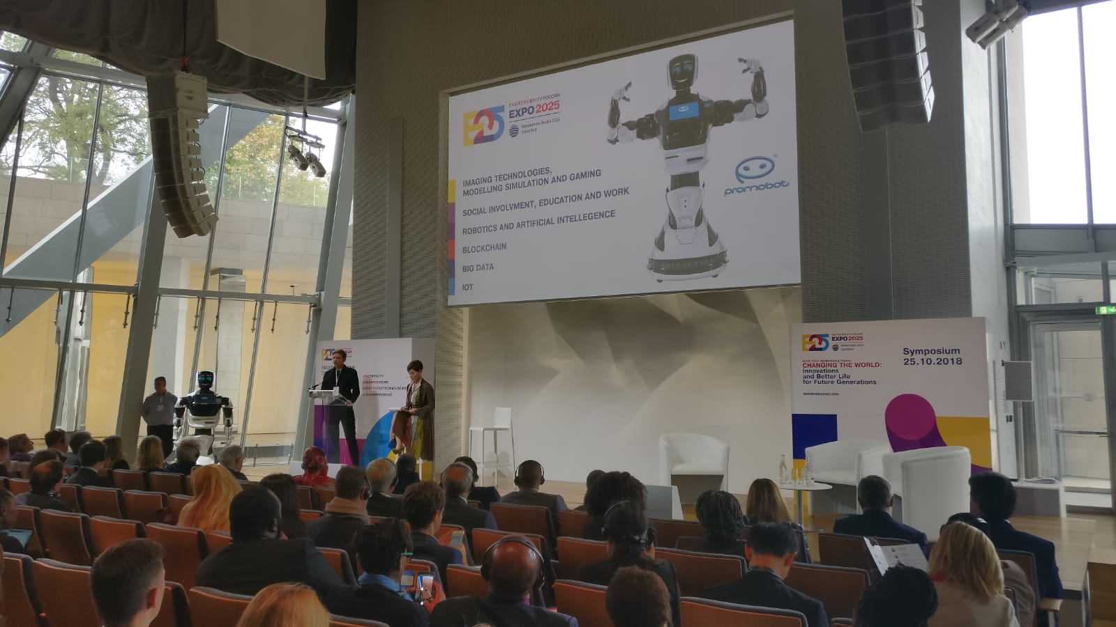 В Париже робот Промобот защитил российскую заявку на проведение Всемирной выставки ЭКСПО-2025