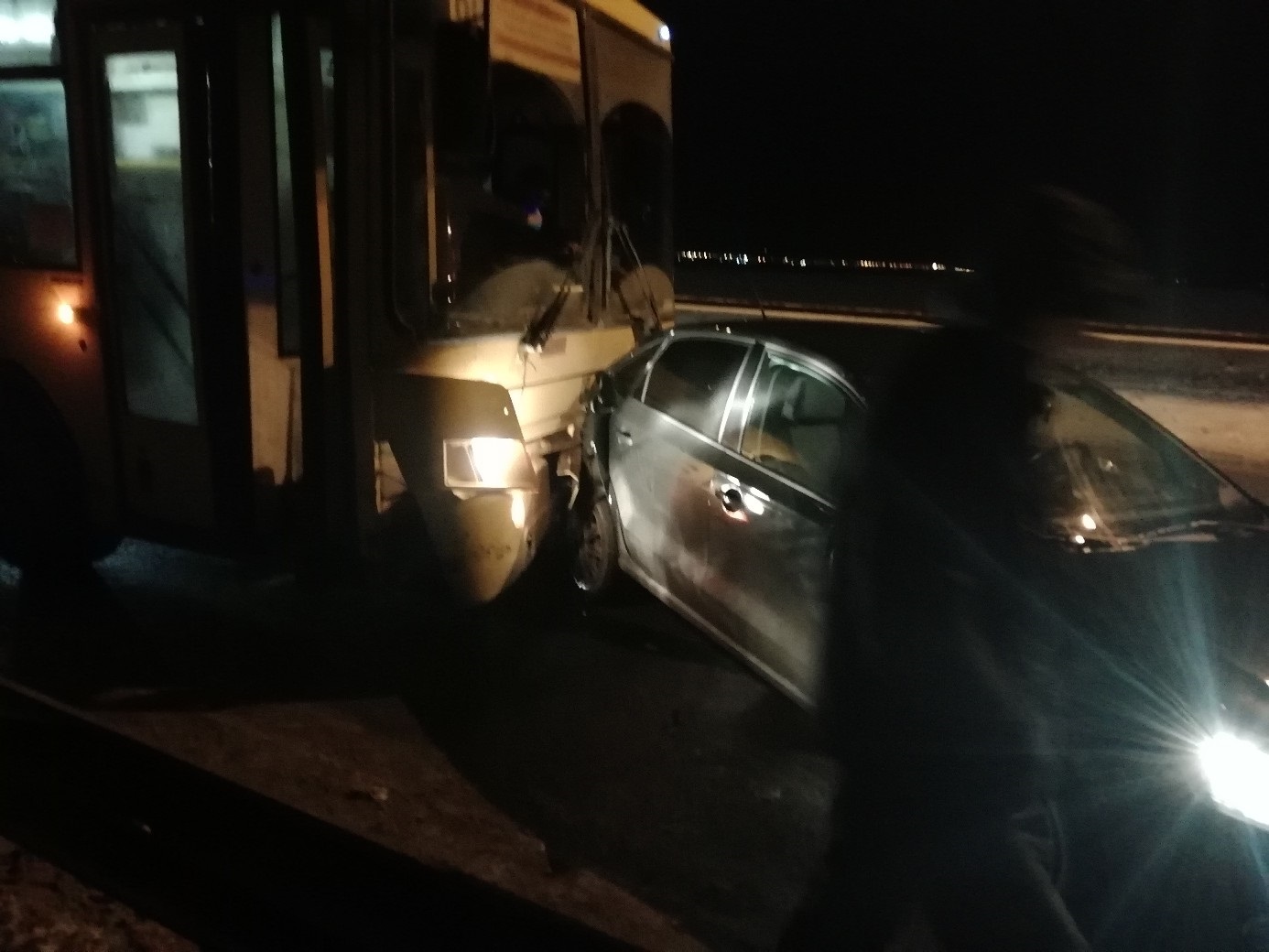 В Перми автобус врезался в две легковушки: есть погибший