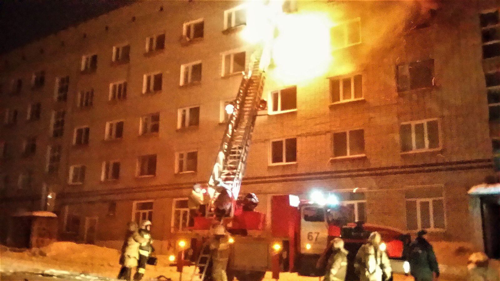 В ГУ МЧС назвали предварительную причину пожара в общежитии в Чусовом