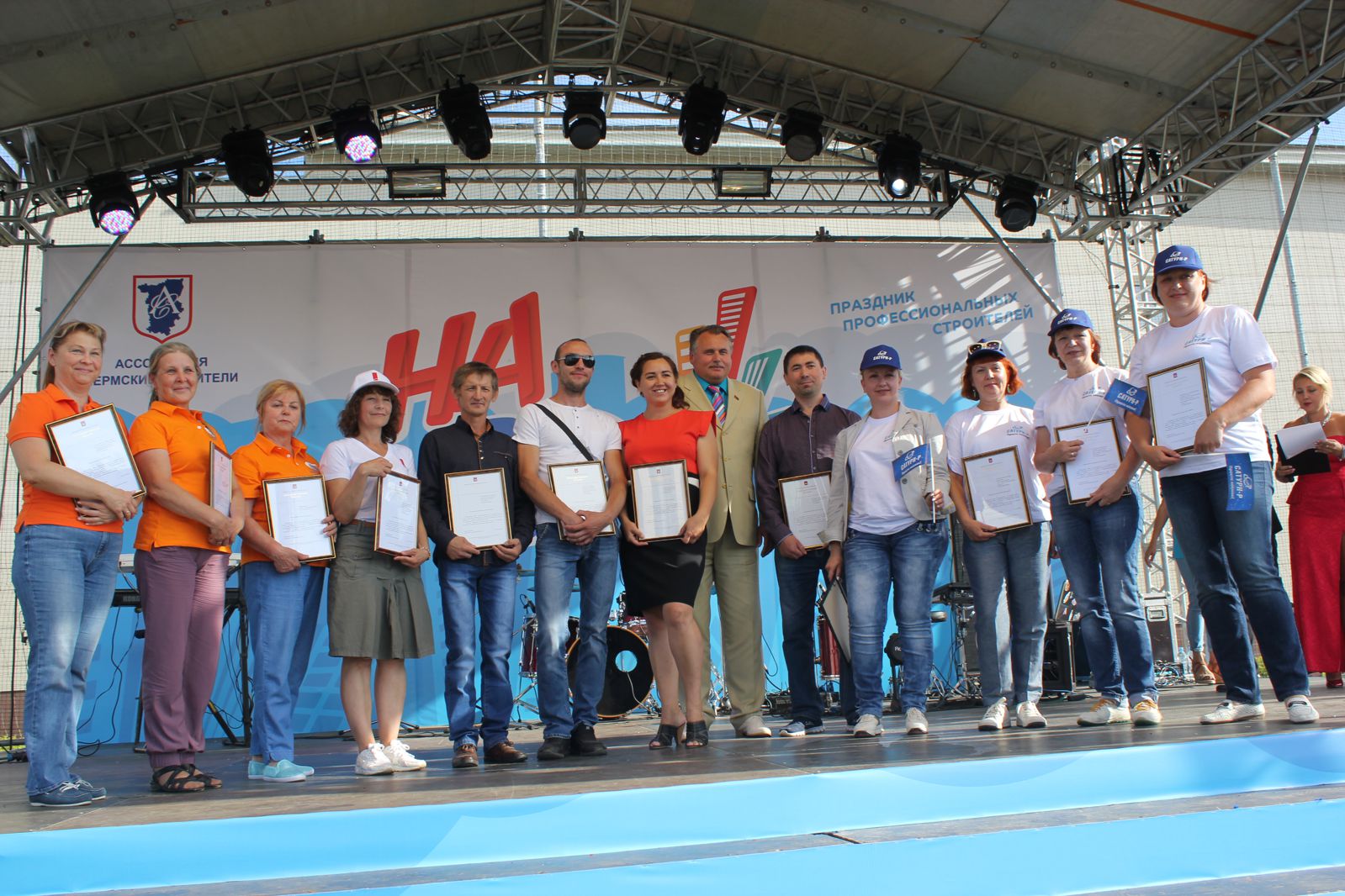 7 августа в СК Сухарева состоялось празднование Дня строителя. Десятки сотрудников ПЗСП были отмечены благодарственными письмами и грамотами. 