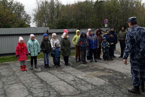 В Прикамье детей одели в форму ГУФСИН и построили на плацу СИЗО для обучения патриотизму