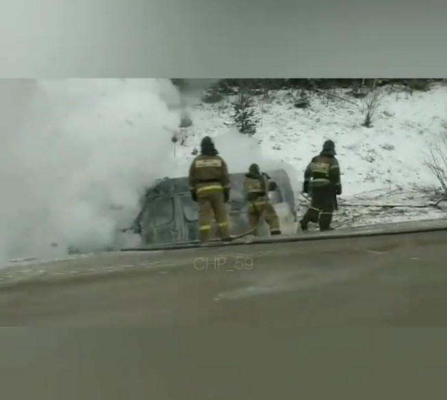 На трассе в Прикамье загорелся микроавтобус, водителю удалось спастись