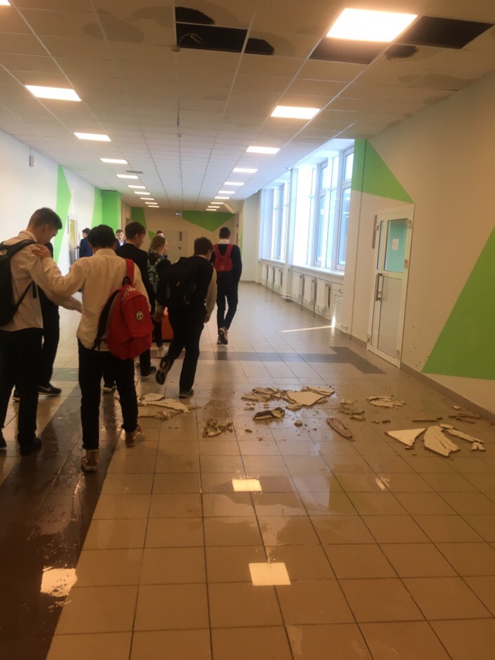 В Перми в новой школе протек потолок из-за аварии в автоматизированной вентиляционной системе