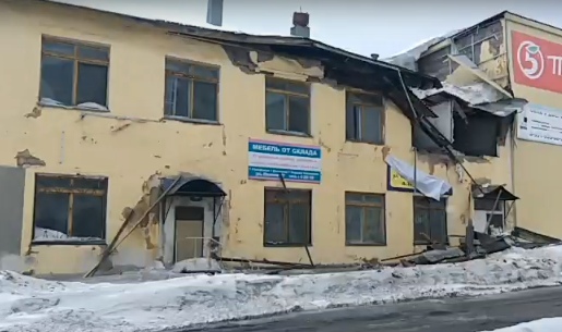 В Пермском крае под тяжестью снега рухнуло двухэтажное здание