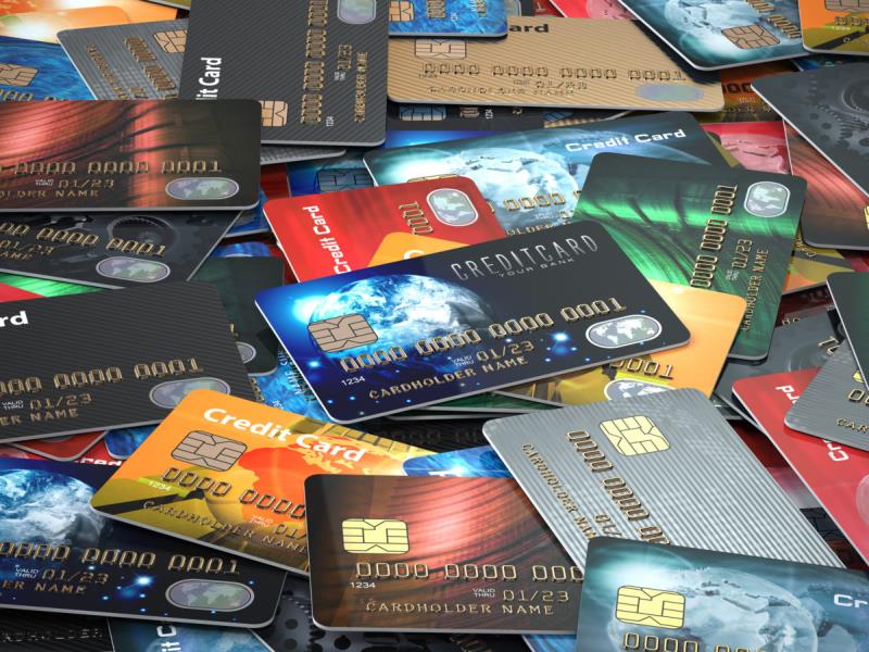 Жители Прикамья стали чаще оформлять кредитные карты 