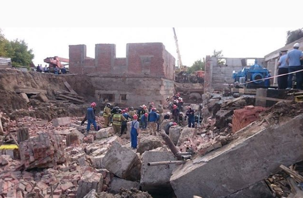 В Новосибирске рухнула стена дома, двое человек погибли
