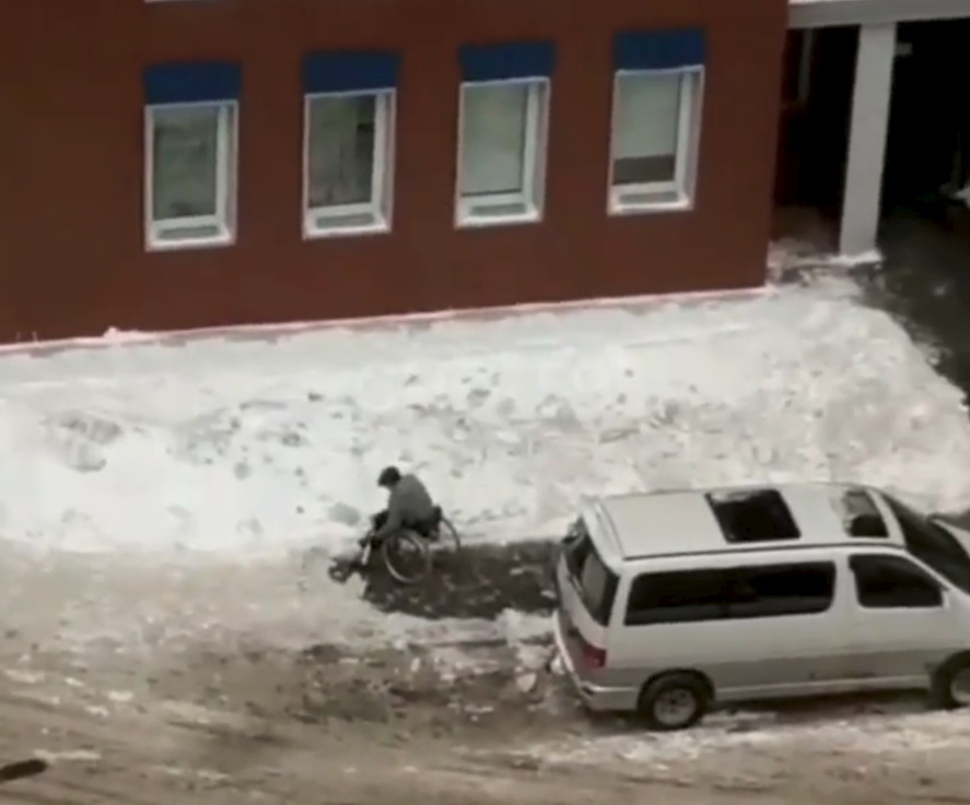 Пермская мэрия проверит управляющую компанию, в чьем дворе инвалид-колясочник чистил снег