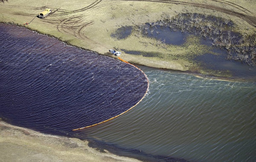 Суд обязал мэрию Краснокамска и Роснедра ликвидировать нефтяную скважину, отравляющую местную реку