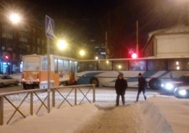 На перекрестке улиц Куйбышева и Чкалова автобус «въехал» в трамвай