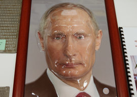Незрячим пермякам подарили объемный портрет Путина